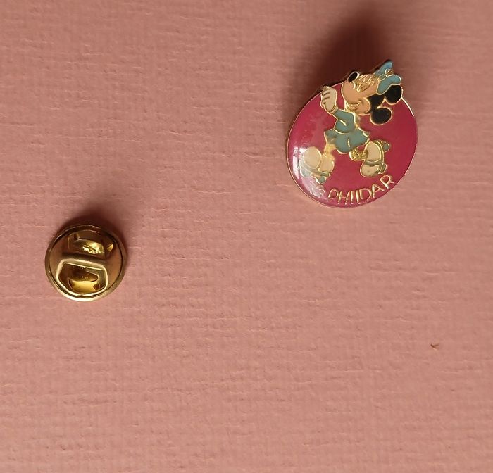 Pin's vintage: Minnie Mouse sur patins roulettes *phildar - photo numéro 2