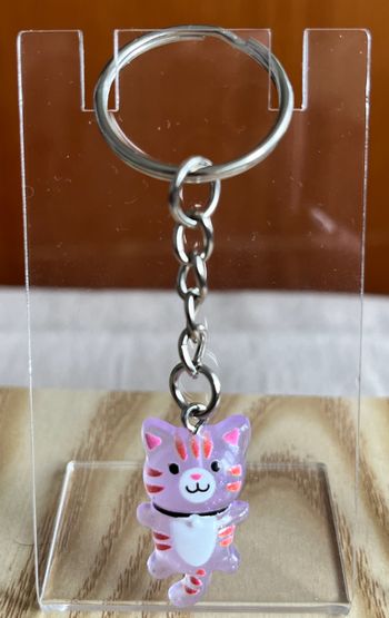 Porte clé chat violet