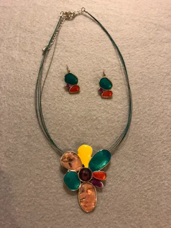 Parure pierres colorées