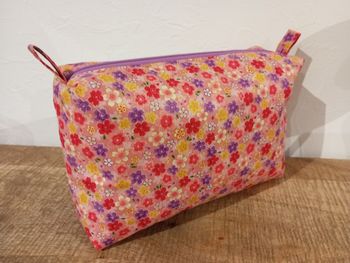 Trousse maquillage rose fleurie 