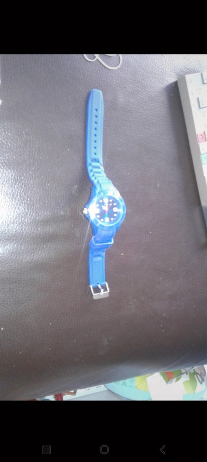 Montre bleu foncé vintage 2000