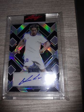 Carte avec autographe de luka modrić  le prix est négociable dans la limite du raisonnable je suis ouvert au offre cordialement yovann