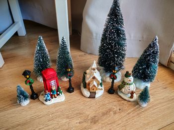 Figurines pour village de noel père noel cabine téléphonique sapin artificiel
