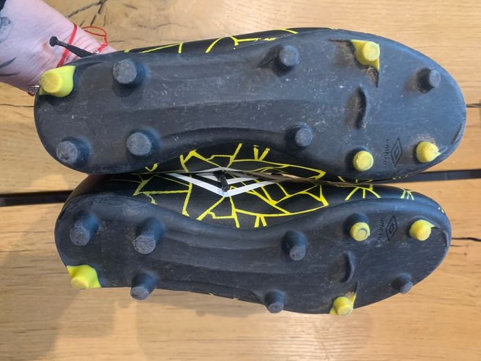 Chaussures de foot à crampons noires et jaunes pointure 35 Umbro - photo numéro 6