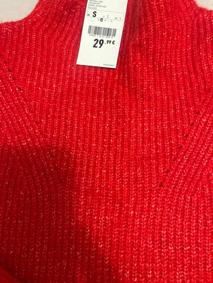 Pull  taille S pilule rouge neuf - photo numéro 2