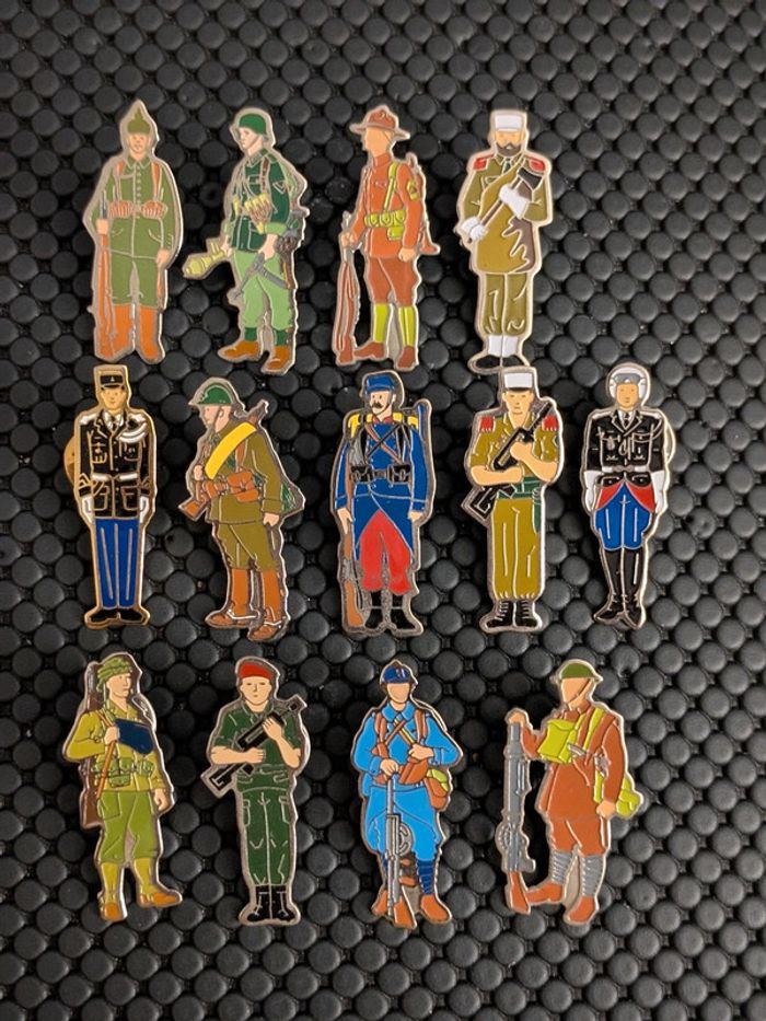 Lot de 13 pin's militaire armée gendarmerie