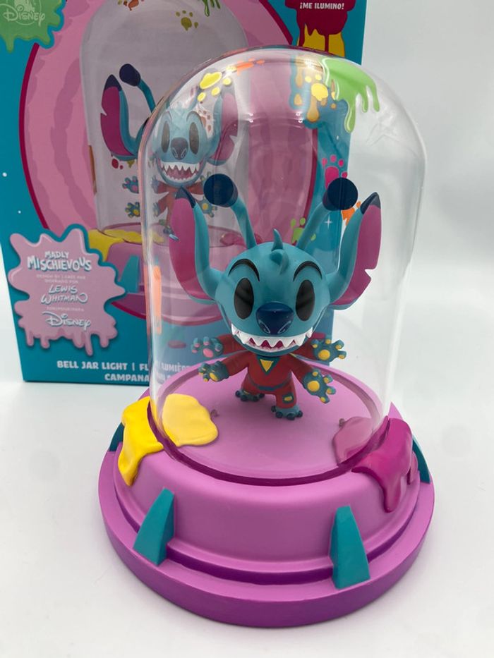 Figurine Disney Stitch Madly Mischievous par Lewis Whitman / Lumineuse / Dôme en verre - photo numéro 4