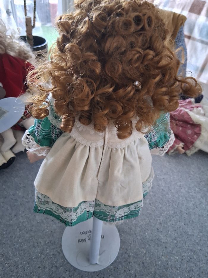 Poupée porcelaine robe verte - photo numéro 2