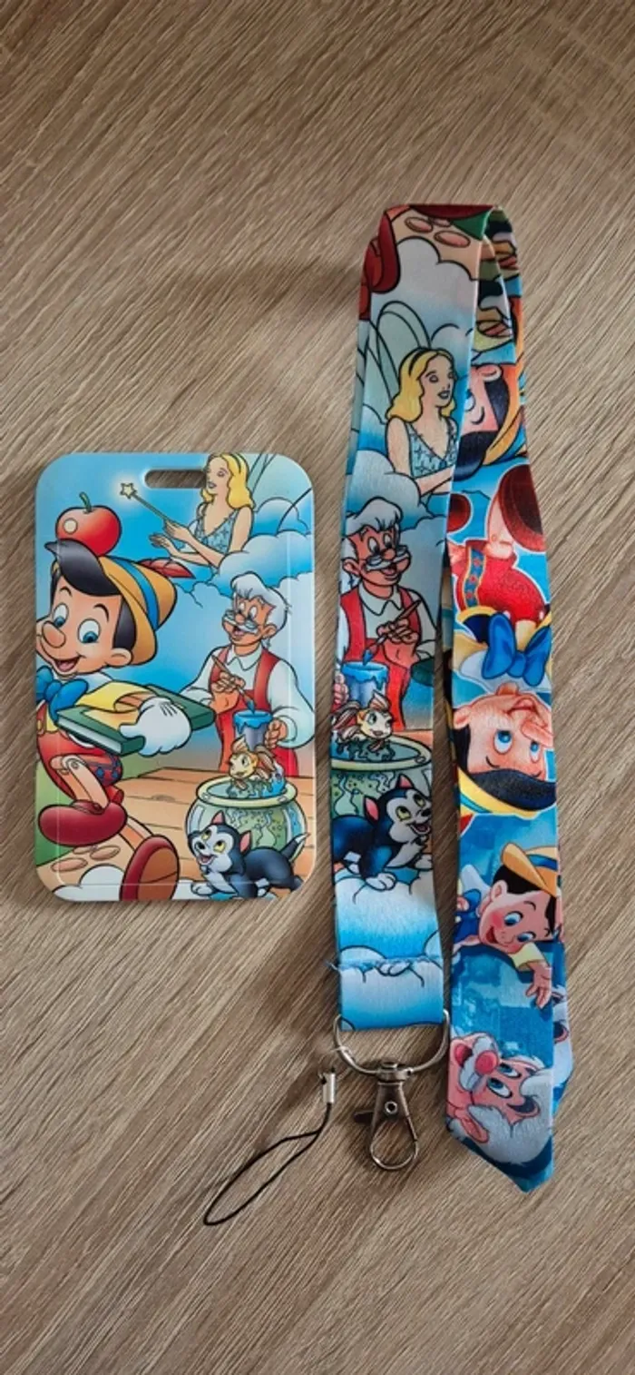 Porte carte d'identité Pinocchio avec lanière fantaisie.