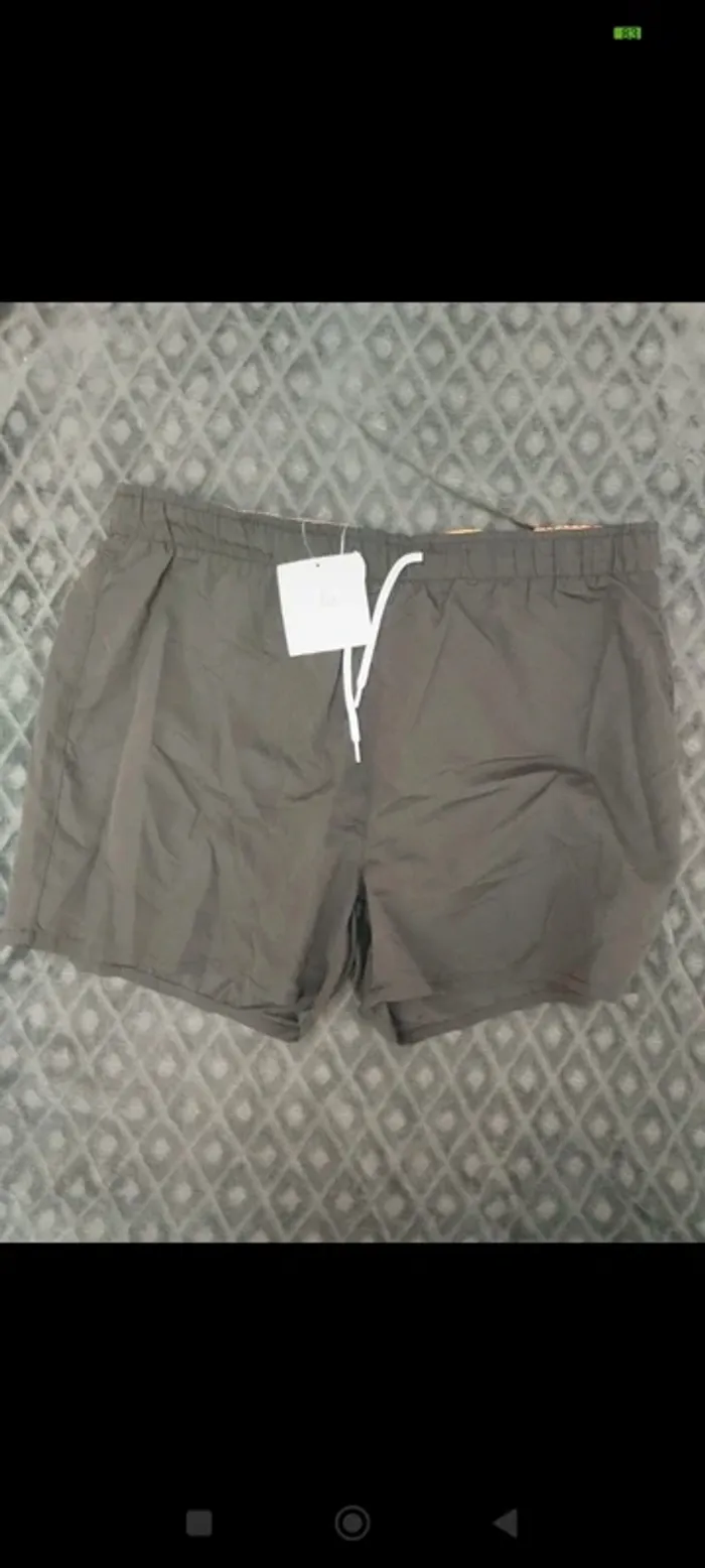 Short neuf