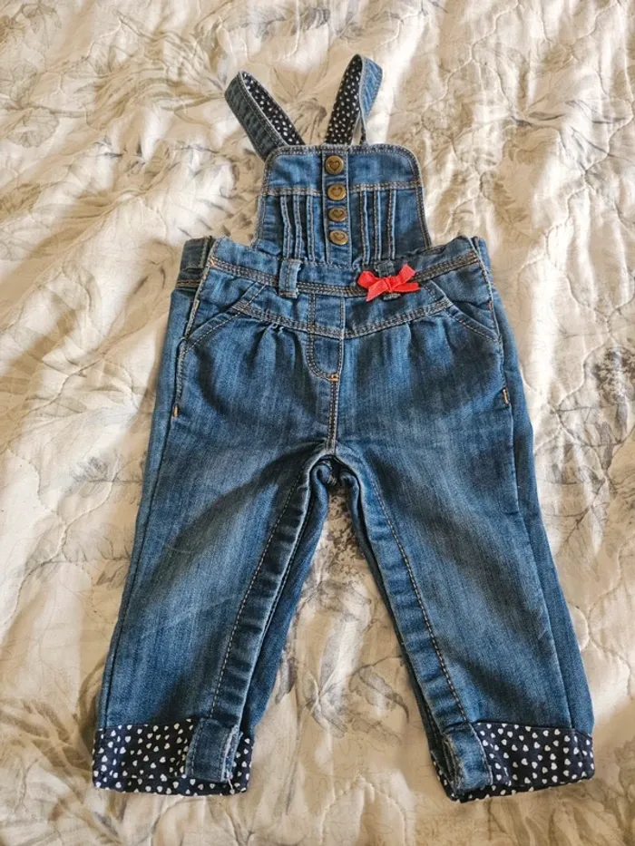 Salopette en jeans tape à l'œil