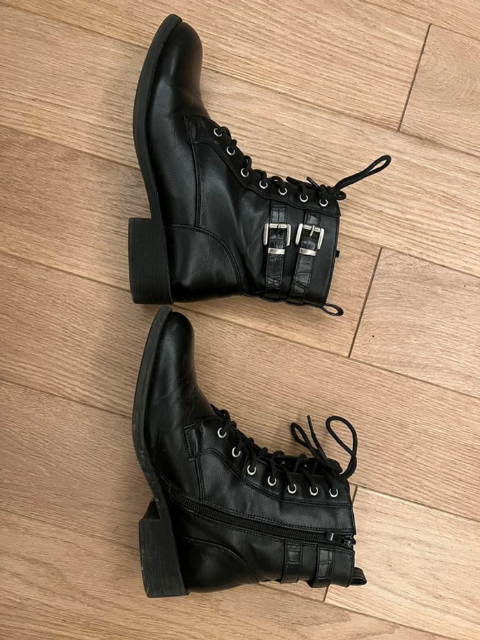 Vends paires de bottines noires a ficeler et zipper philov de chaussea taille 39 bon etat - photo numéro 4