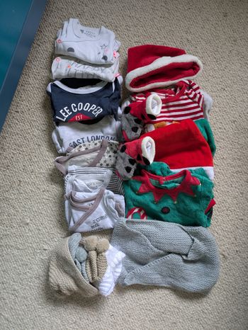 Lot de 10 pièces + bonnets et chaussonspe