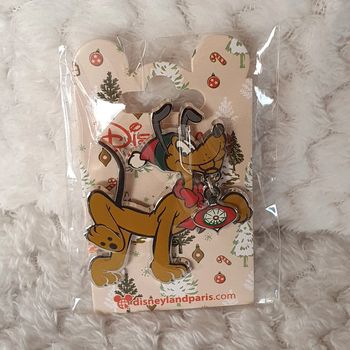 Pin's broche disney pluto chien de mickey disneyland paris Noël
