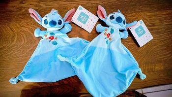 2 doudous plats Stitch Aloha
