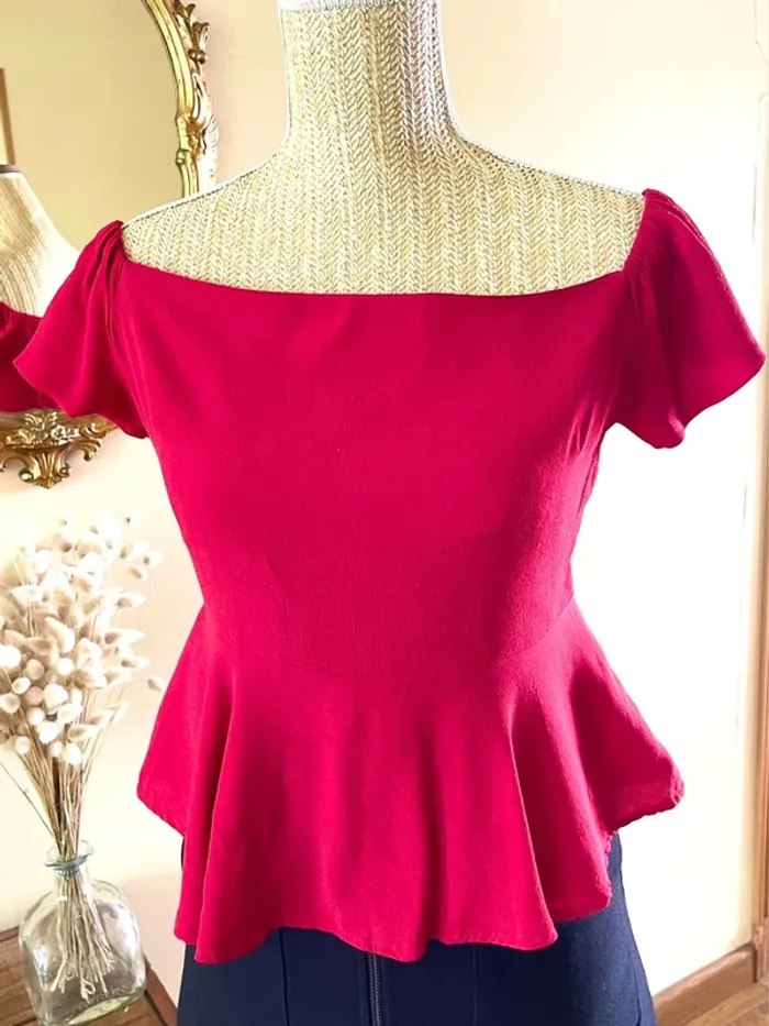 Top Rouge à Basque - Féminin & Élégant - Épaule Découverte à Volant - photo numéro 2
