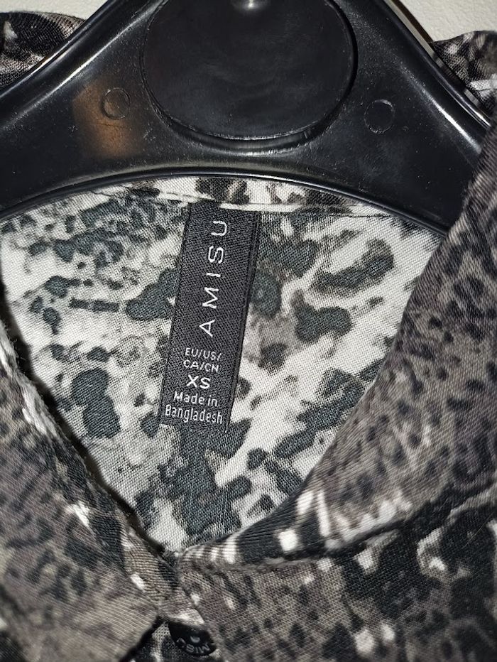 Prête à rugir de style ? 🐍 Cette chemise AMISU à l'imprimé serpent ultra tendance est la pièce qu'i - photo numéro 5