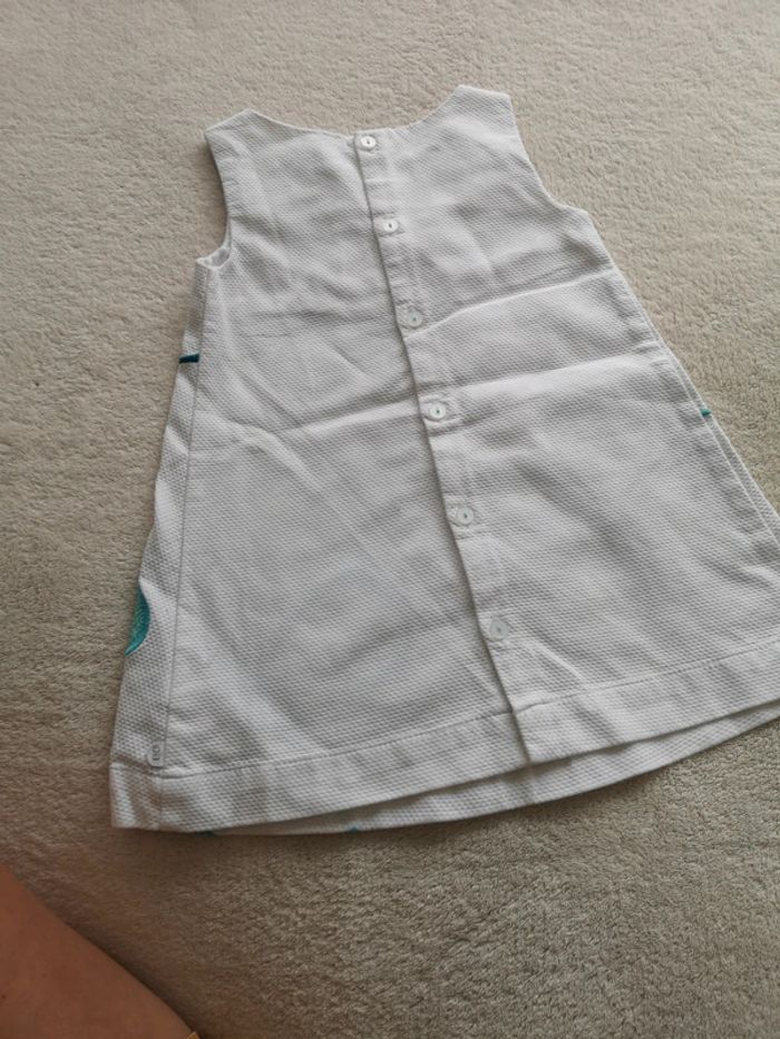 Robe blanche et fleurs 18 mois - photo numéro 3