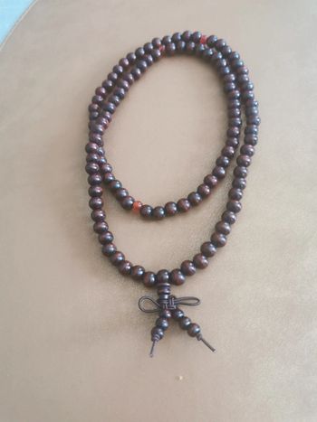 Collier de prière bouddhiste bois rouge