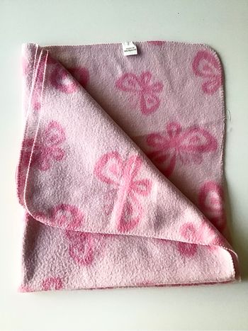 Petite couverture rose motifs papillons