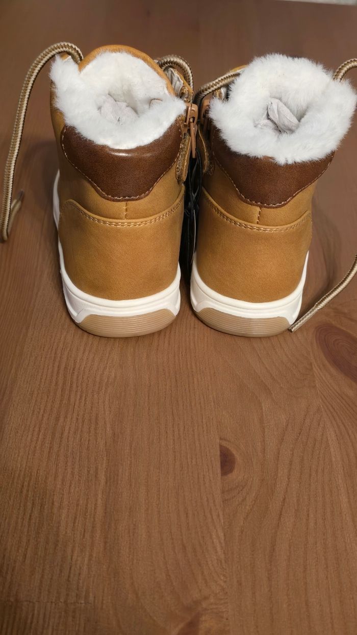 😍😍💙💙NEUVES  (non portées) 🤎🤎💥💥 superbes bottines fourrées garçon pointure 24🤎🤎💙💙 - photo numéro 3