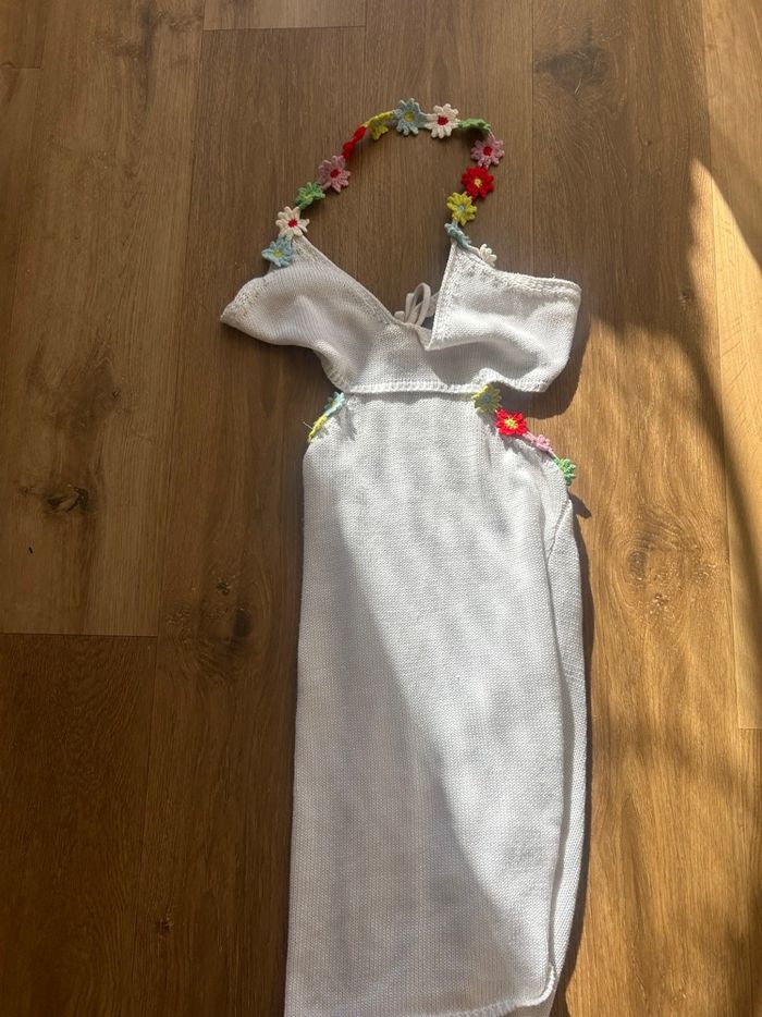 Robe blanche à détails fleuris - photo numéro 4