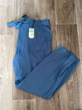 Pantalon bleu style mom resserrer avec une ceinture intégrée.
