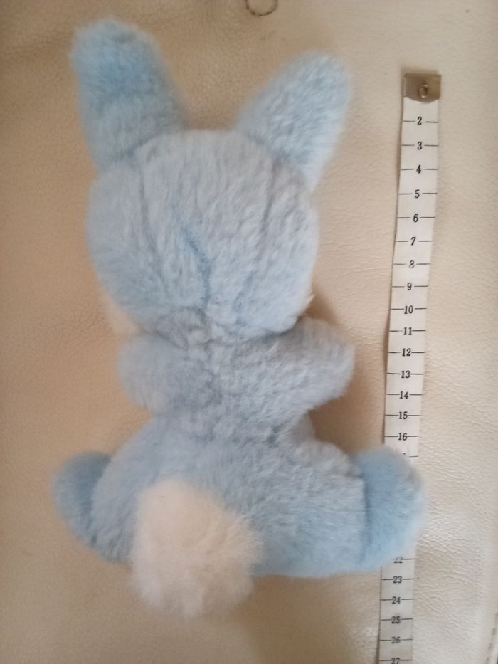 Peluche lapin bleu clair blanc assis Nounours  bicolore yeux durs plastique  nez noir bouche tissu rose clair style feutrine  ventre  blanc  vintage ancien  joli d'occasion - photo numéro 6