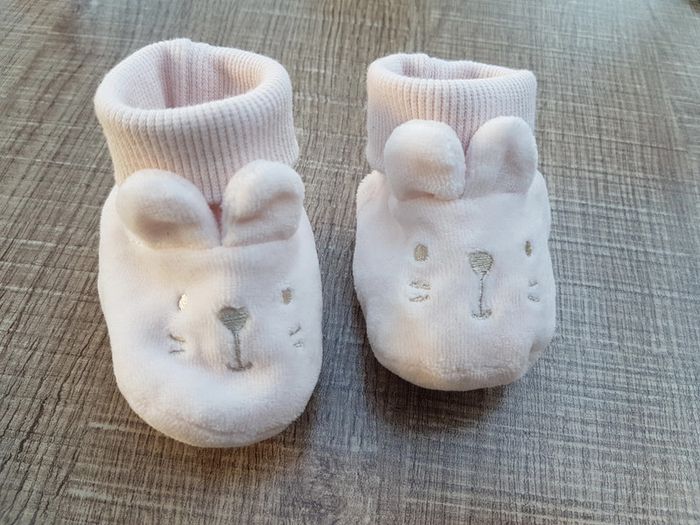 Lot chaussons velours naissance comme neufs - photo numéro 2