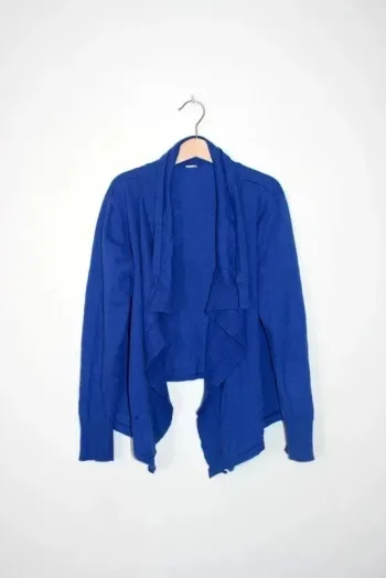 Gilet bleu sans étiquette mais environ 8 ans