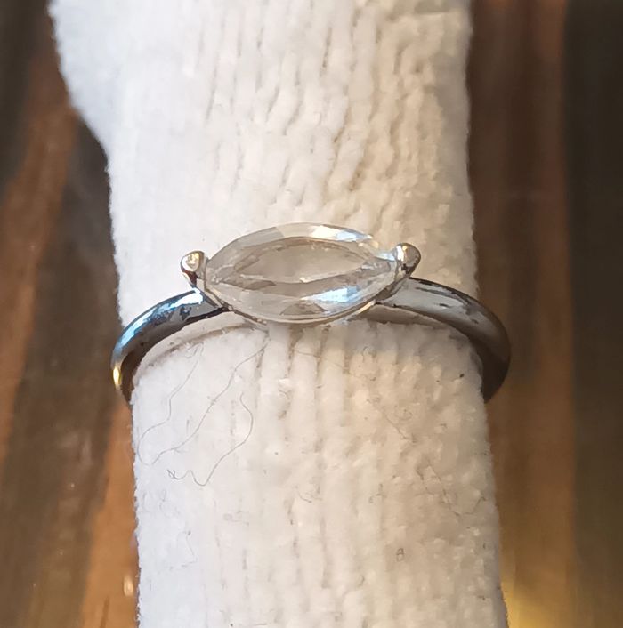 Bague fantaisie argentée et pierre ou strass blanc - photo numéro 3