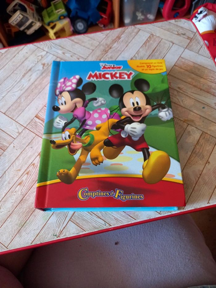 Livre en carton avec tapis de jeux et 10 figurines