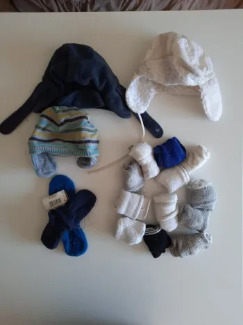 lot bonnet moufle chaussettes