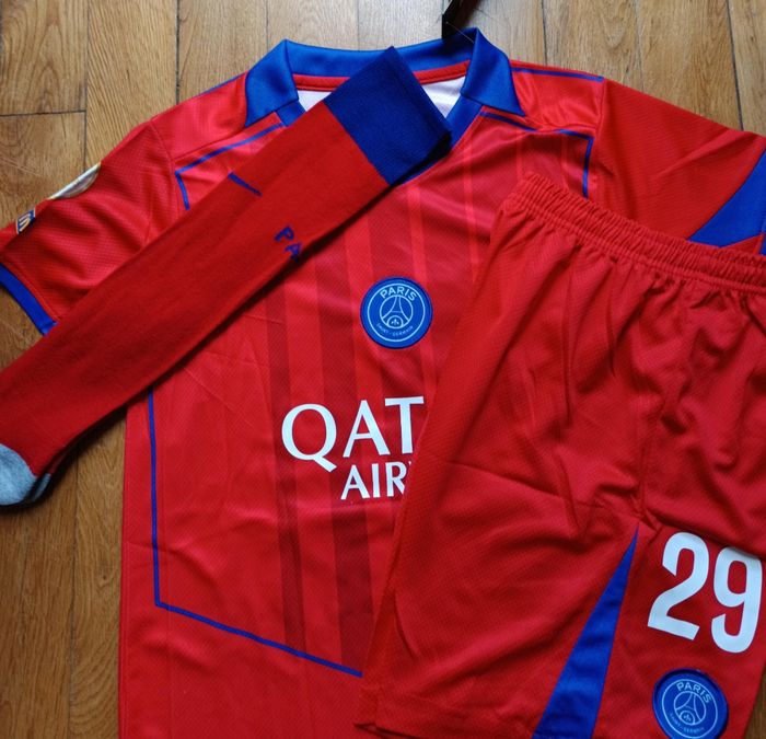 Beaucoup de football taille 10 ans modèle Barcola rouge extérieur PSG 2026 - photo numéro 4