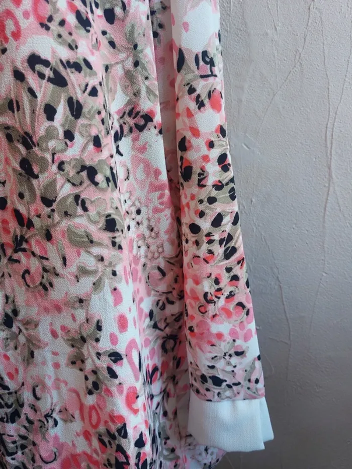 Blouse fleurie avec col blanc Taille 46/48 - photo numéro 3