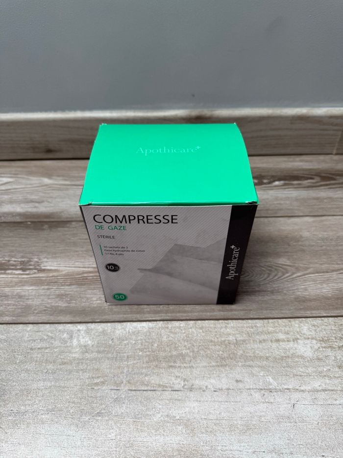 Compresse stérile 10 x 10 cm.