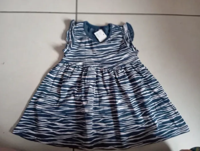 Petite robe rayée 6 9 mois neuve