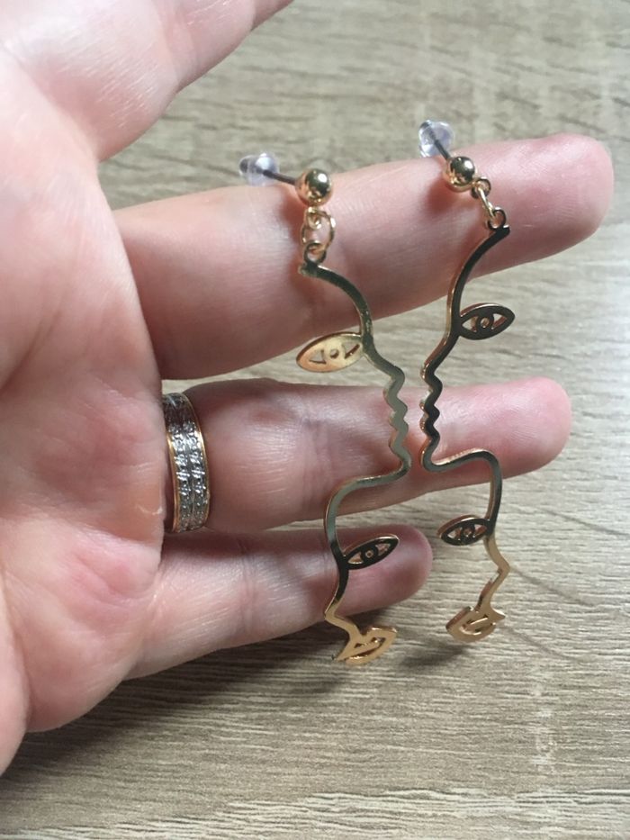 Boucles d’oreilles NEUVES pour femme en forme de visage de profil. - photo numéro 6