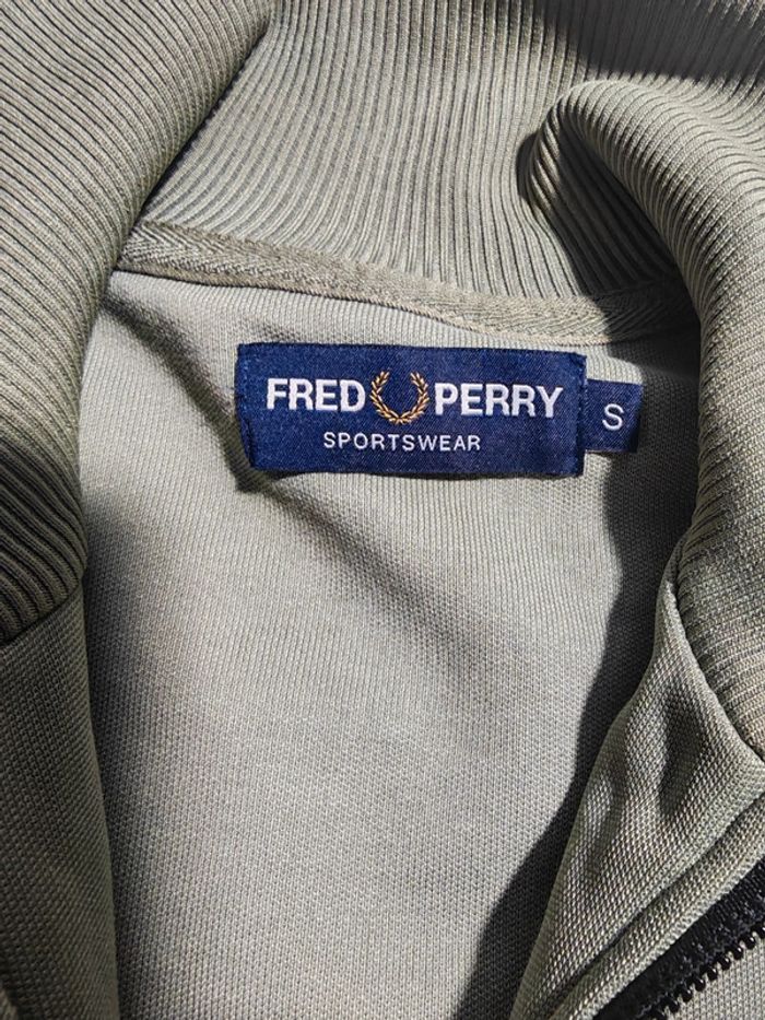 Magnifique veste de survêtement Fred Perry en taille S, couleur kaki. - photo numéro 4