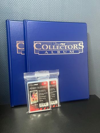 Lot - 2 classeurs + 200 sleeves Ultra Pro