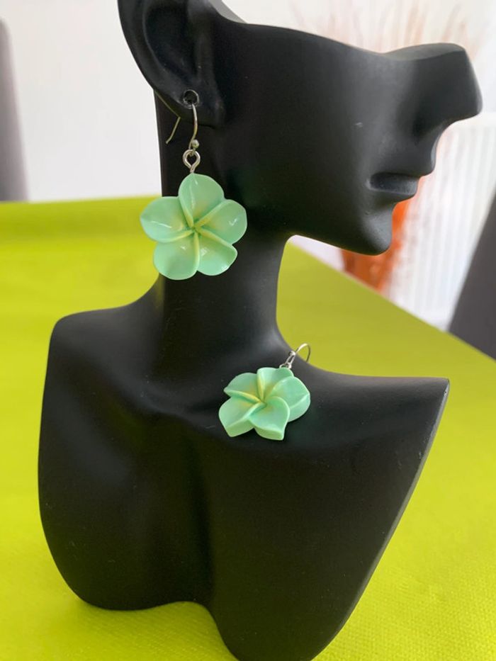 Boucles d’oreilles fleur d’hibiscus verte en résine