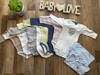 - 8 body ML toutes marques - 3 mois - Très bon état + 2 offert car tache