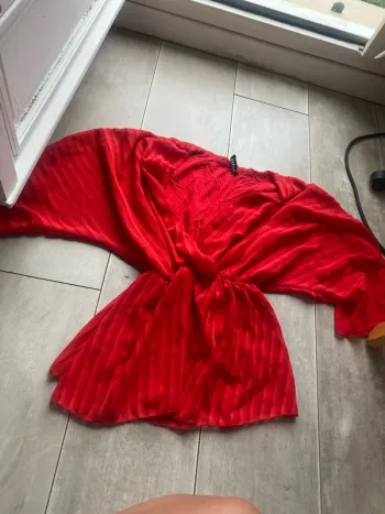 T-shirt boohoo, taille S. Rouge