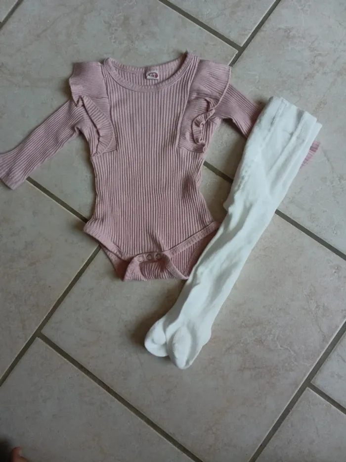 🌹ensemble bodie et collant 3 mois 🌹