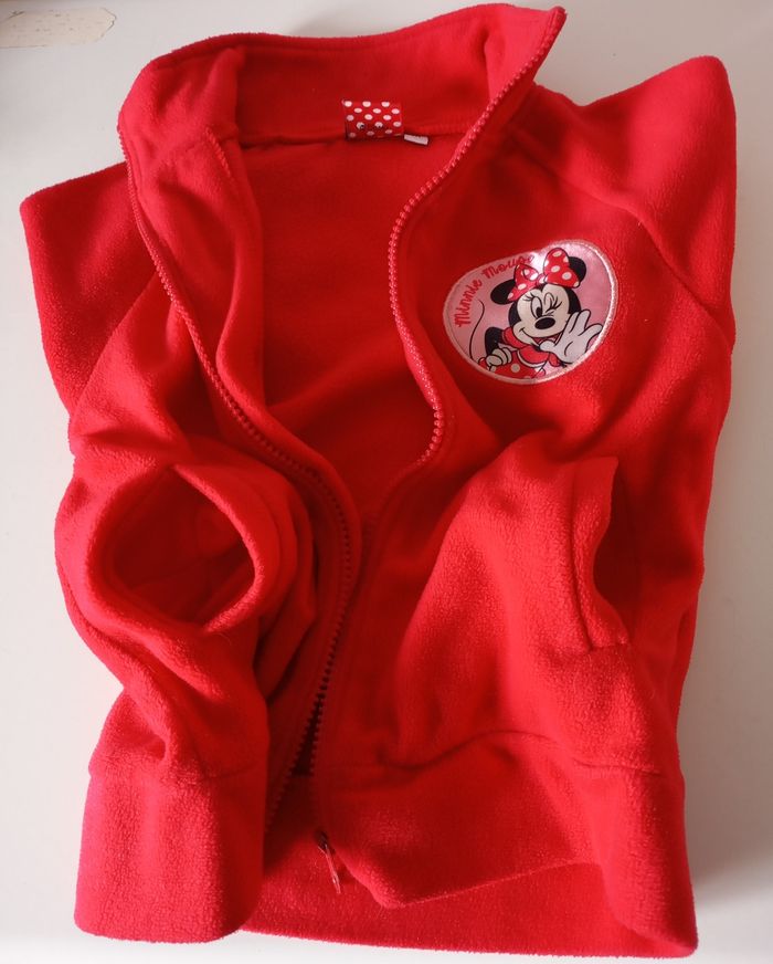 Gilet polaire rouge. 5 ans . Polyester. 2 poches et fermeture éclair métal.Disney Minnie. Très bon état - photo numéro 5