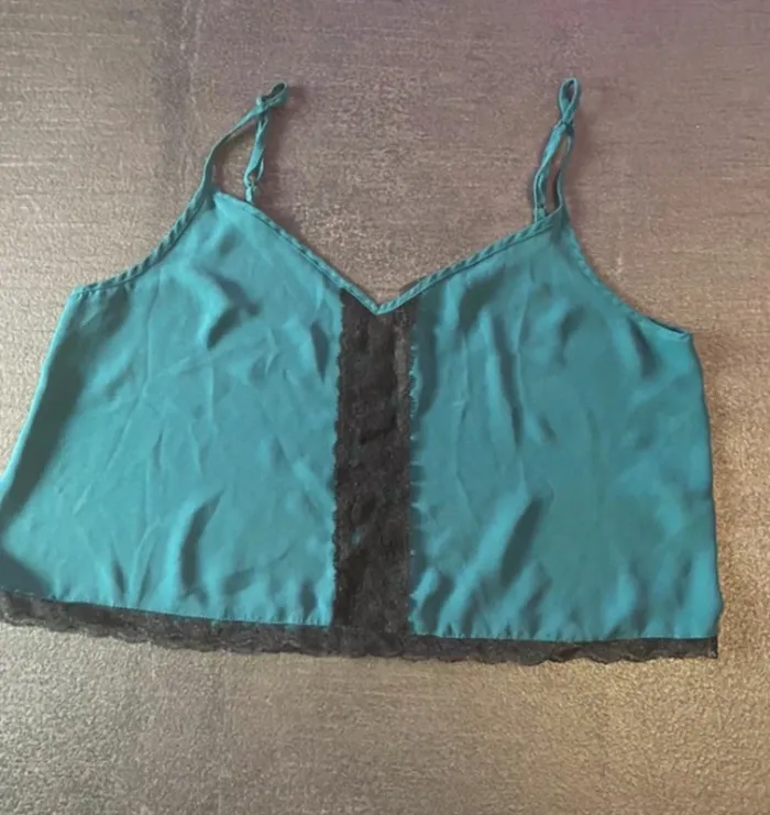 Top vert satiné Forever 21 avec dentelle – Taille L