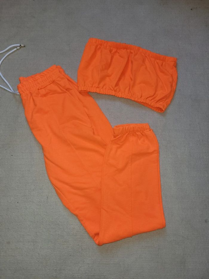 Ensemble brassière, et bas jogging
