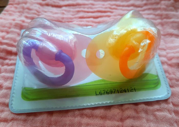 Lot biberons, tétines, doudou etc - photo numéro 9