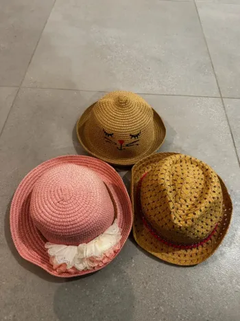 Lot de 3 chapeau 52cm, très bon état