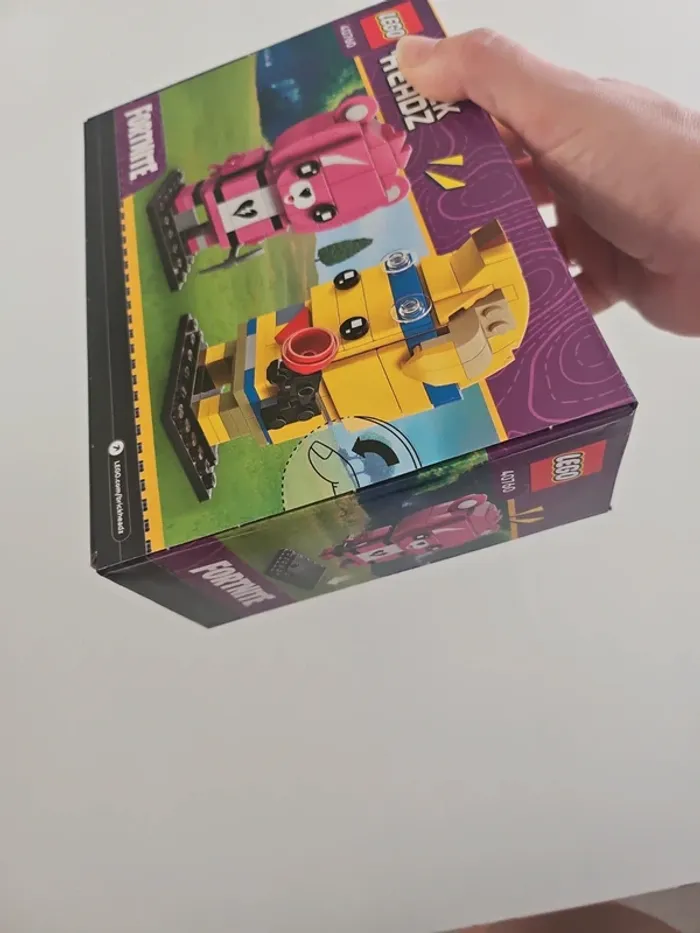 Lego Brickheadz 40760 Fornite Bananaventurier et l’experte des câlins - photo numéro 3